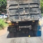 Truk Muatan Brondolan Sawit Bocor di Jalur Tayan–Meliau, Air Bau Busuk Ganggu Pengguna Jalan