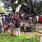 BREAKING NEWS: Bus Damri Alami Laka Lantas di Desa Penyeladi, Sanggau