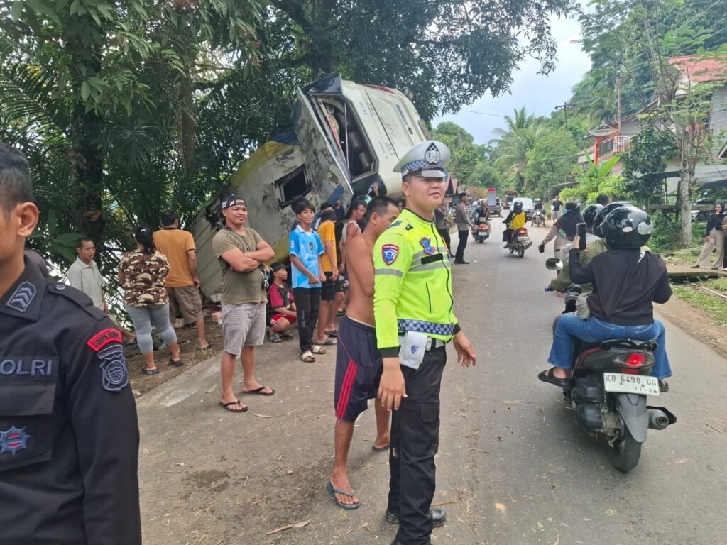 BREAKING NEWS LANJUTAN: Bus Damri Sintang–Pontianak Laka di Penyeladi, Sopir Diamankan