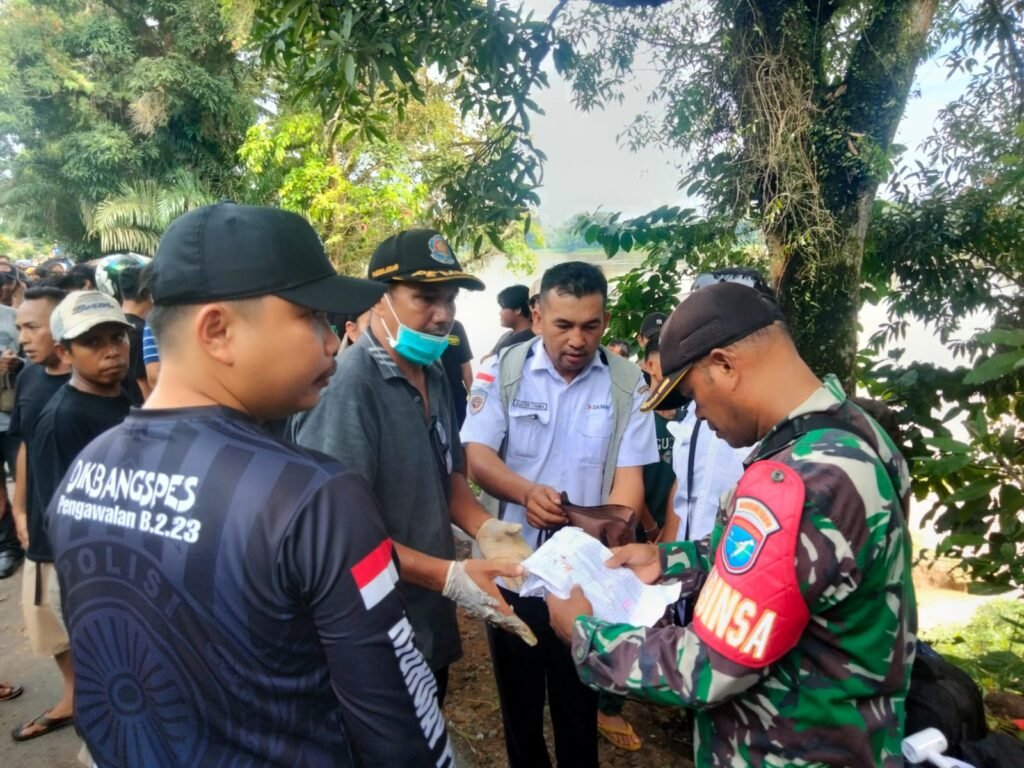 Babinsa Koramil 1204-01/Kapuas Sigap Pantau dan Amankan Laka Lantas Bus Damri di Penyeladi, Sanggau