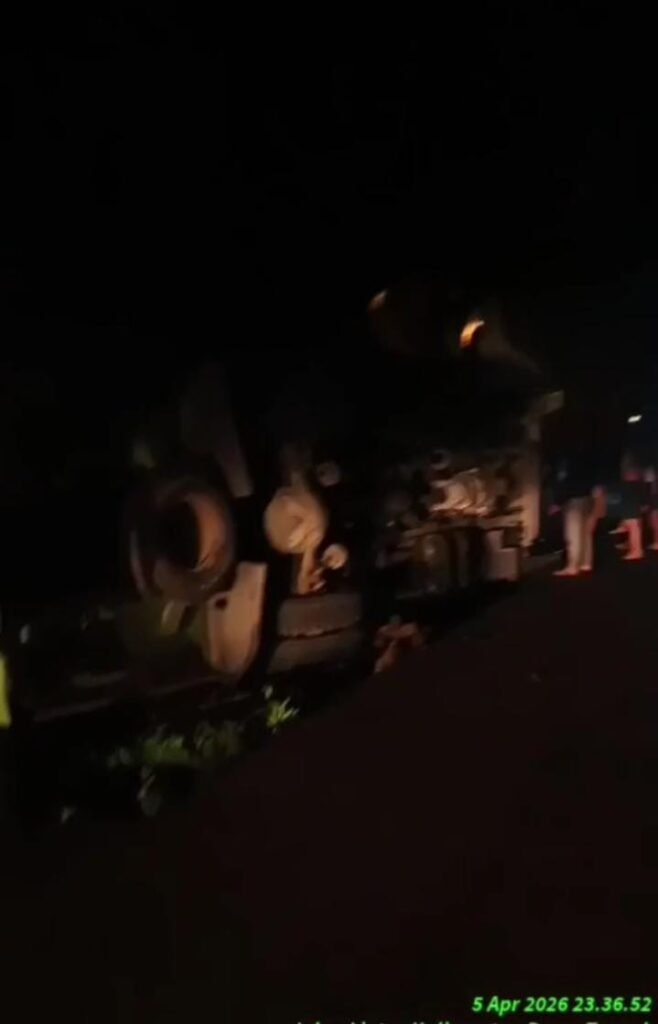 Truk Hino Oleng dan Tabrak Rumah Warga di Penyeladi Sanggau